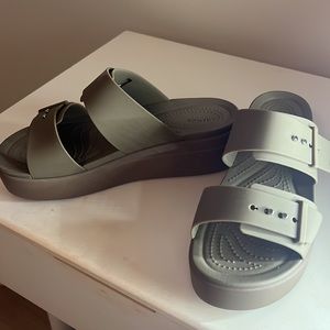 Croc Platform Sandal olive green women’s size 7